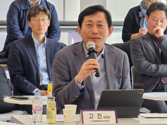 5일 서울 스타트업얼라이언스에서 열린 기업입찰·청년정책 맞춤형 서비스 개시 기념 간담회에서 고진 디지털플랫폼정부위원회 위원장이 발언하고 있다. 디지털플랫폼정부위원회 제공